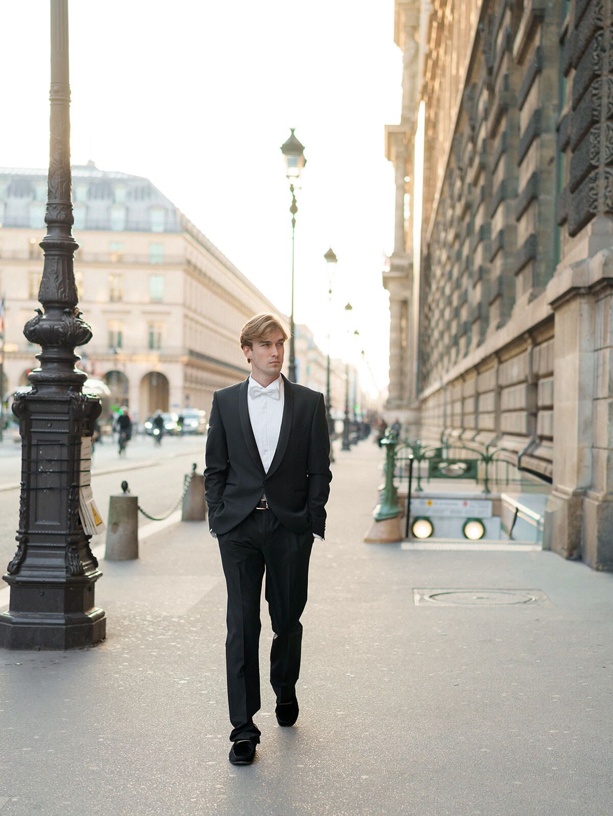 Bräutigam im Smoking geht die Rue de Rivoli entlang, Paris