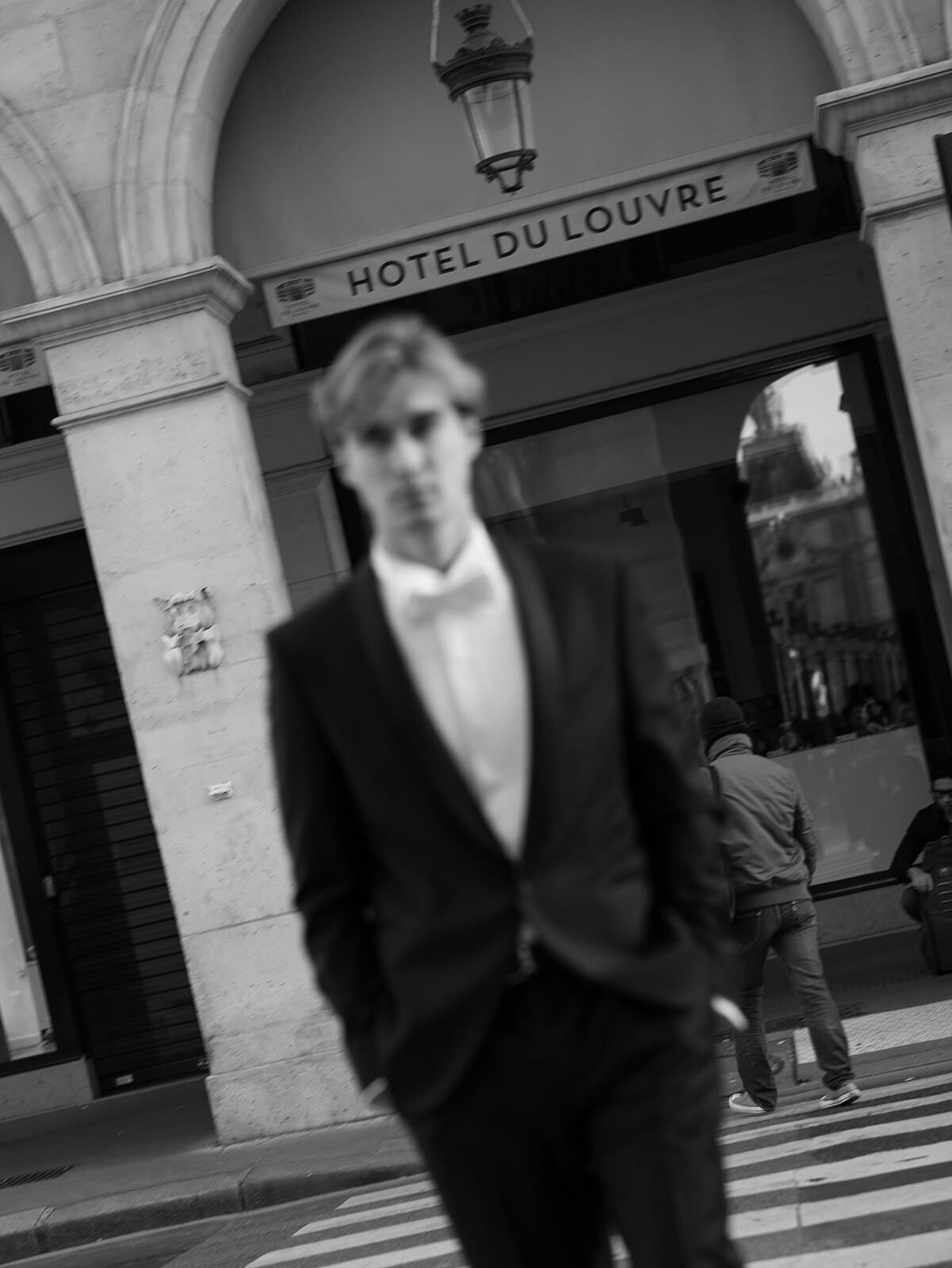 Schwarz-Weiß-Foto eines Bräutigams vor dem Hôtel du Louvre