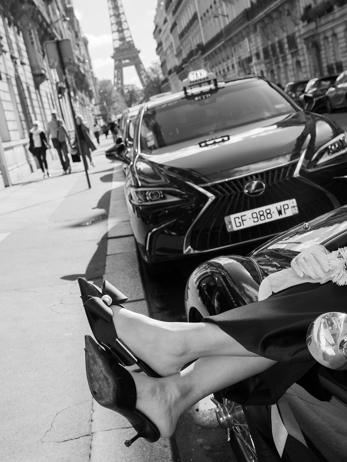 Schwarz-Weiß-Foto von High Heels auf einer Autotür, Paris