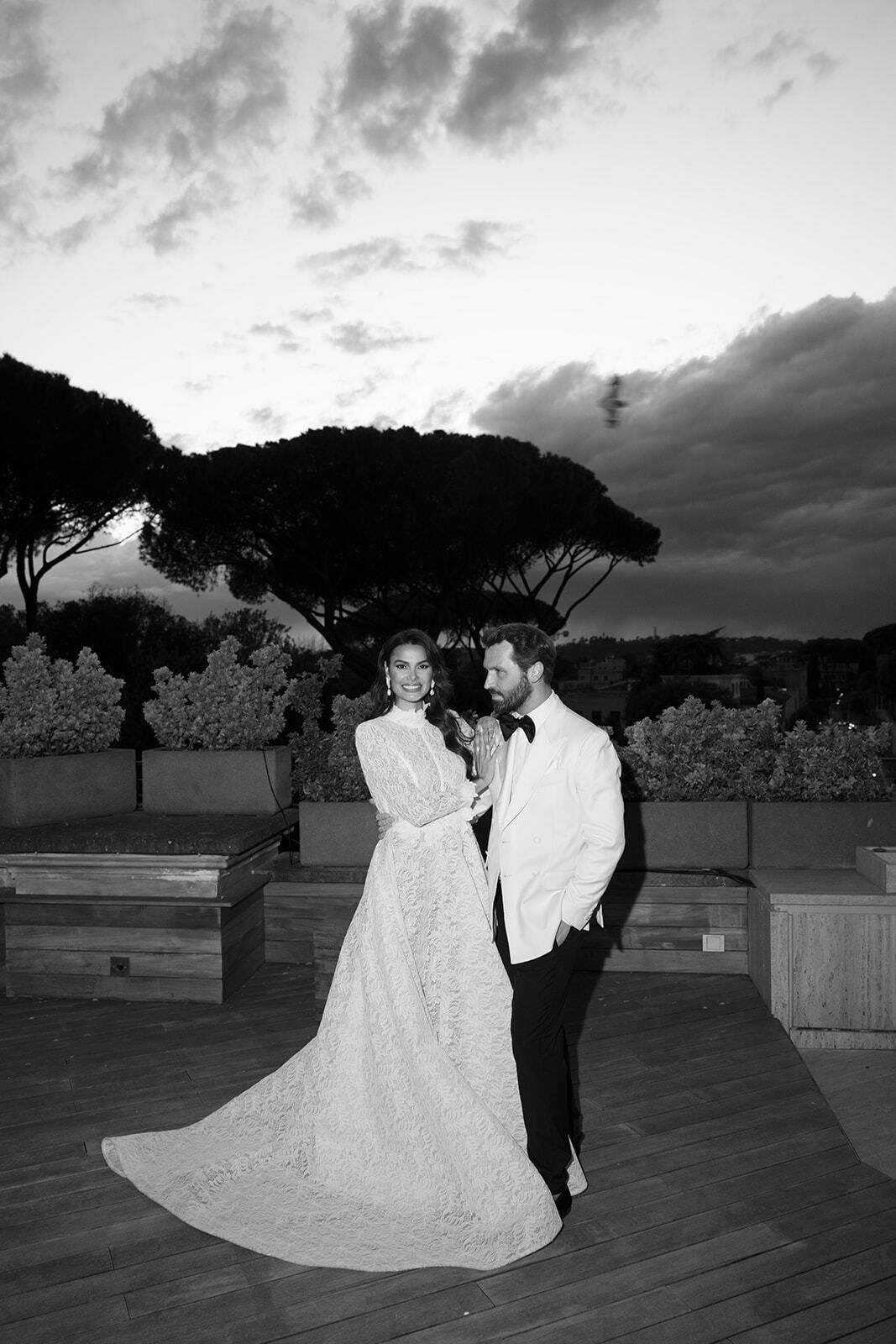 Foto en blanco y negro de la pareja en una azotea de Roma