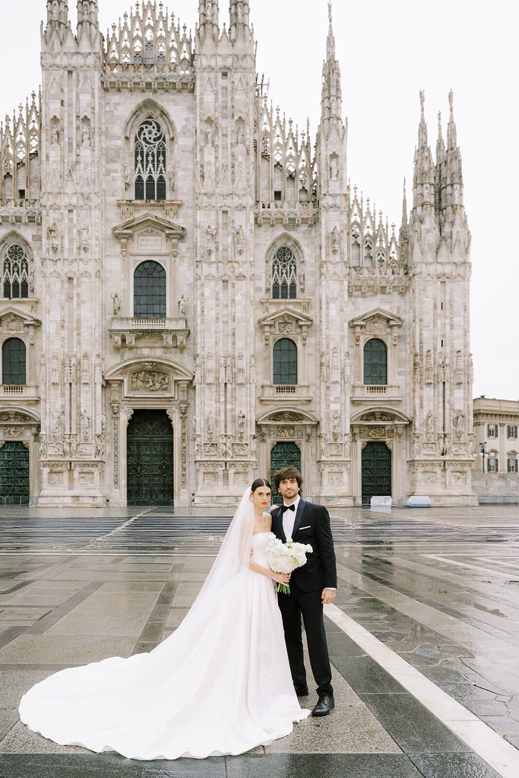 Novios en la Piazza del Duomo con la catedral de Milán detrás