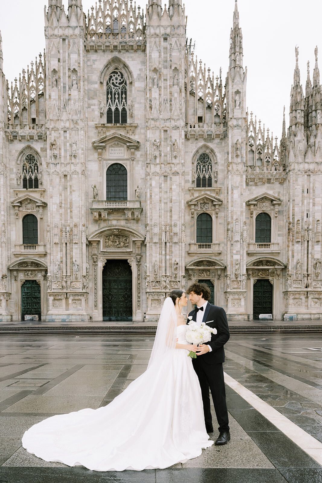 Novios abrazados ante el Duomo de Milán