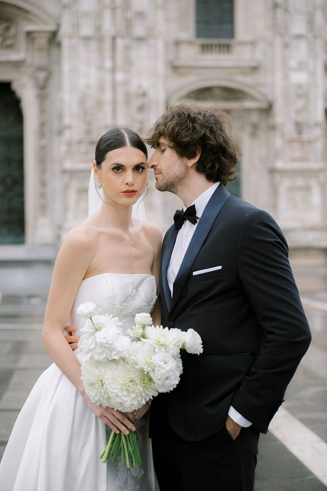 Novia con un ramo blanco y el novio en el Duomo, Milán