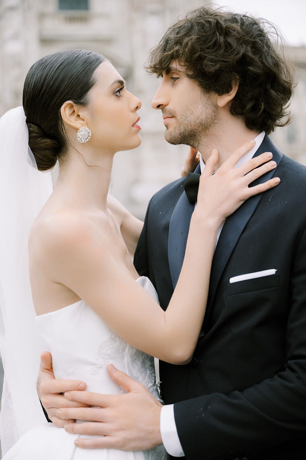 Novio abrazando a la novia ante la catedral de Milán
