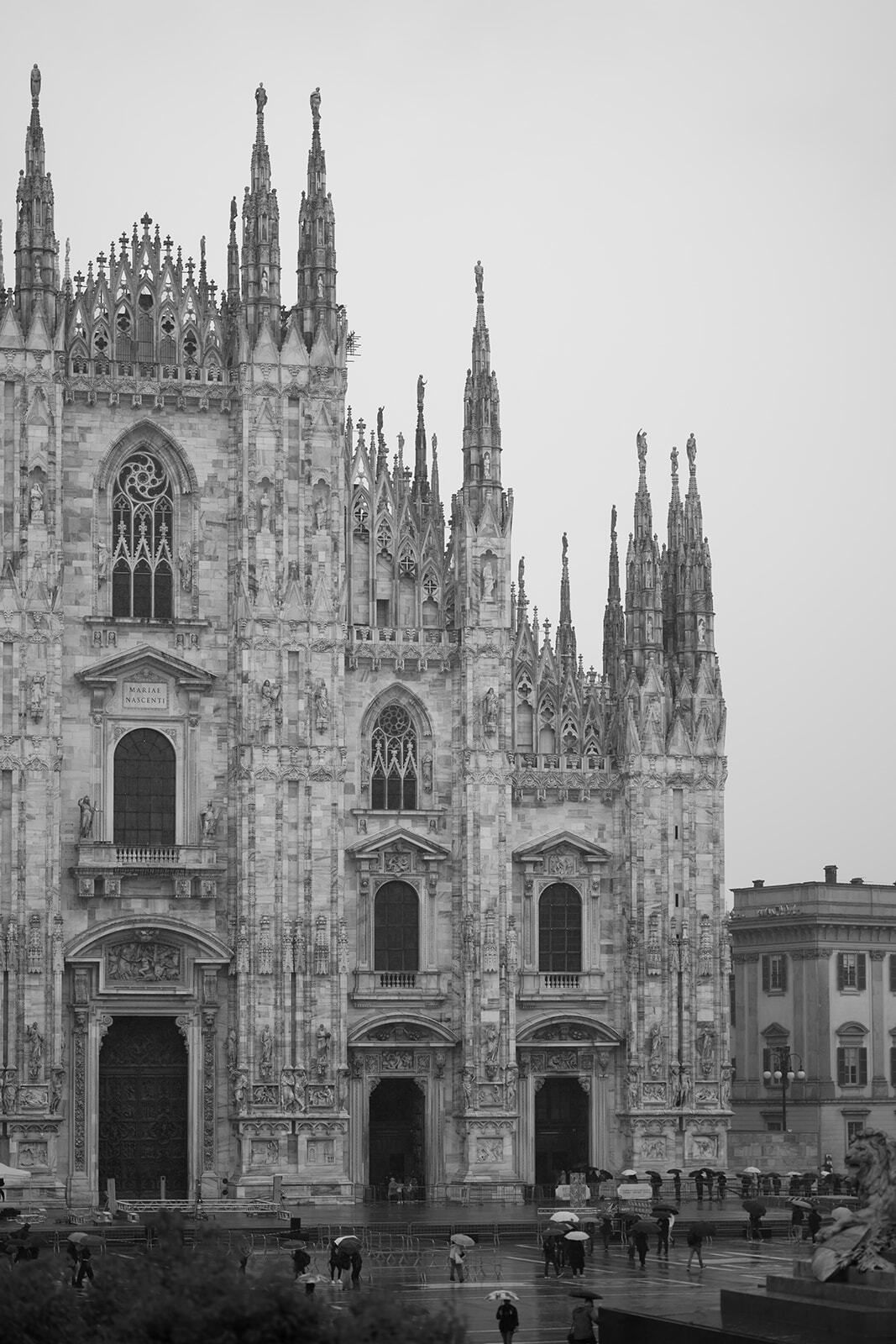 Fachada de la catedral de Milán en blanco y negro
