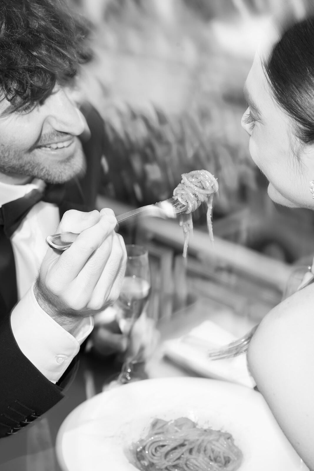 Foto en blanco y negro de una pareja compartiendo espaguetis