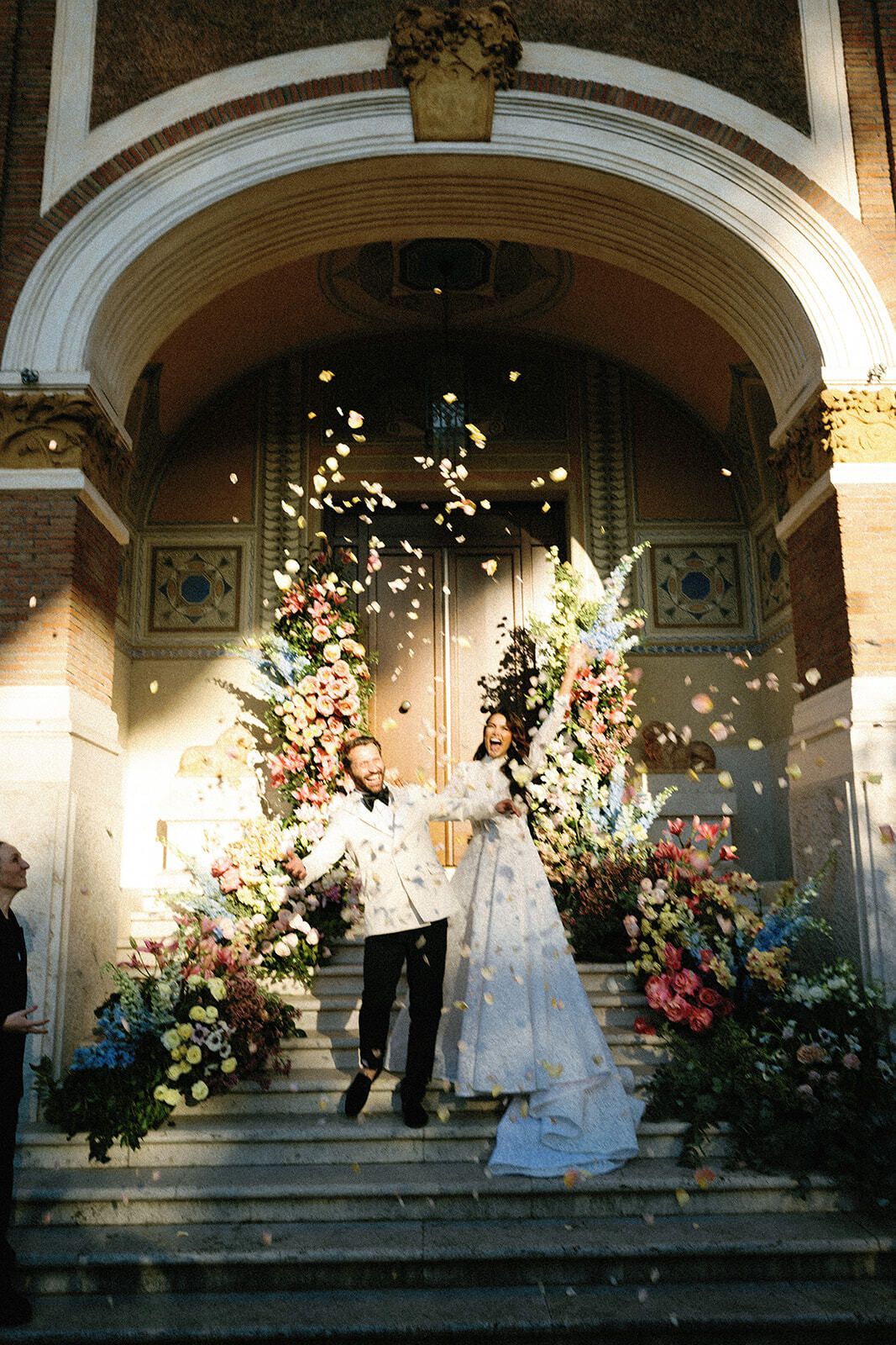 Novios en la escalinata enmarcada de flores de Villa Clara, Roma