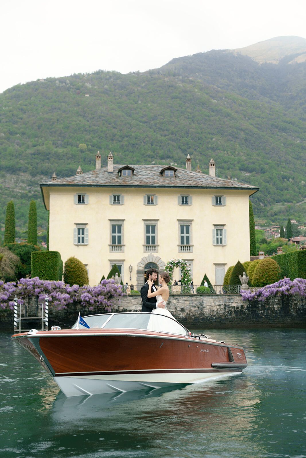 Holzmotorboot vor der Villa Balbiano, Comer See