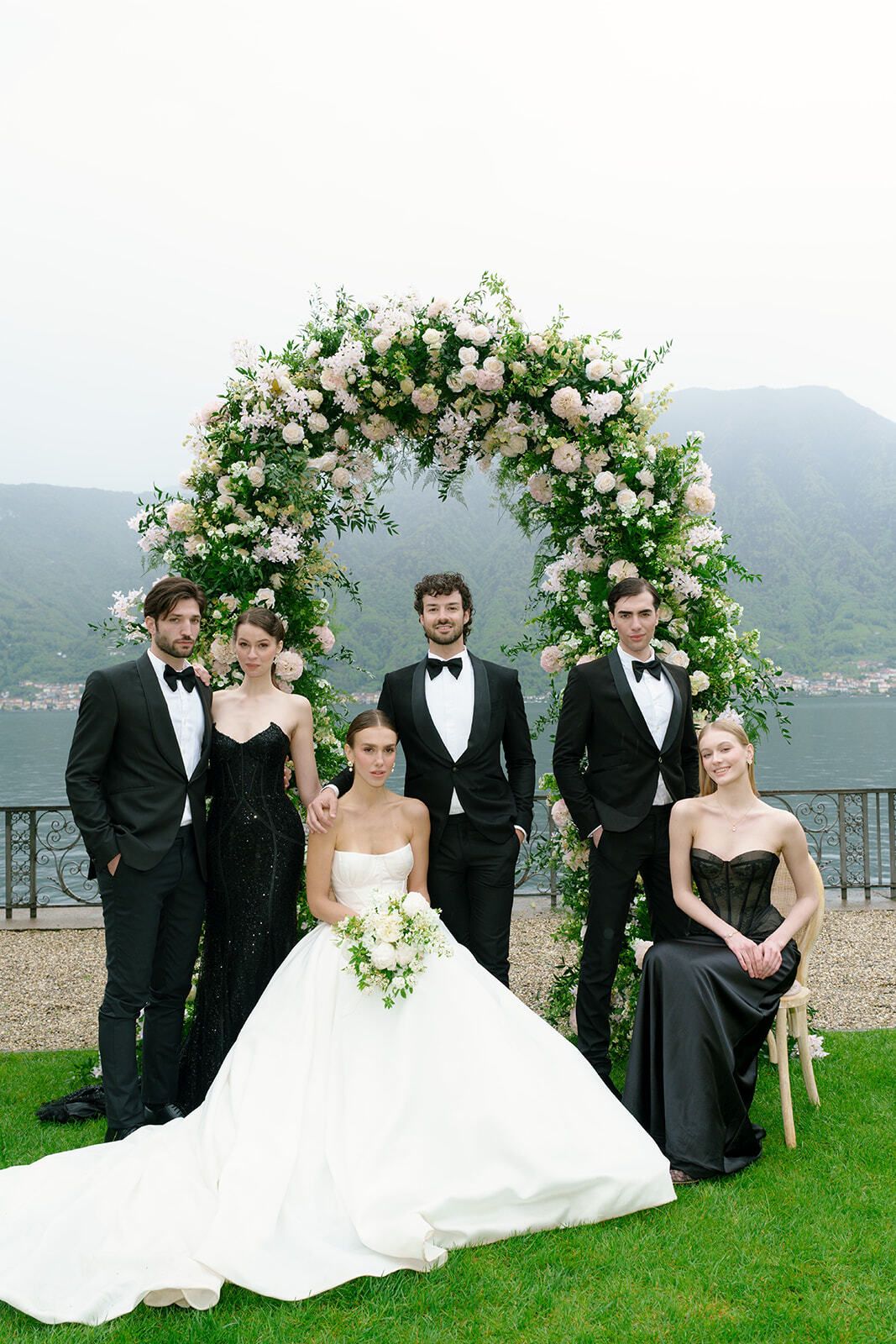 Braut, Bräutigam und Hochzeitsgesellschaft unter dem Blumenbogen, Villa Balbiano