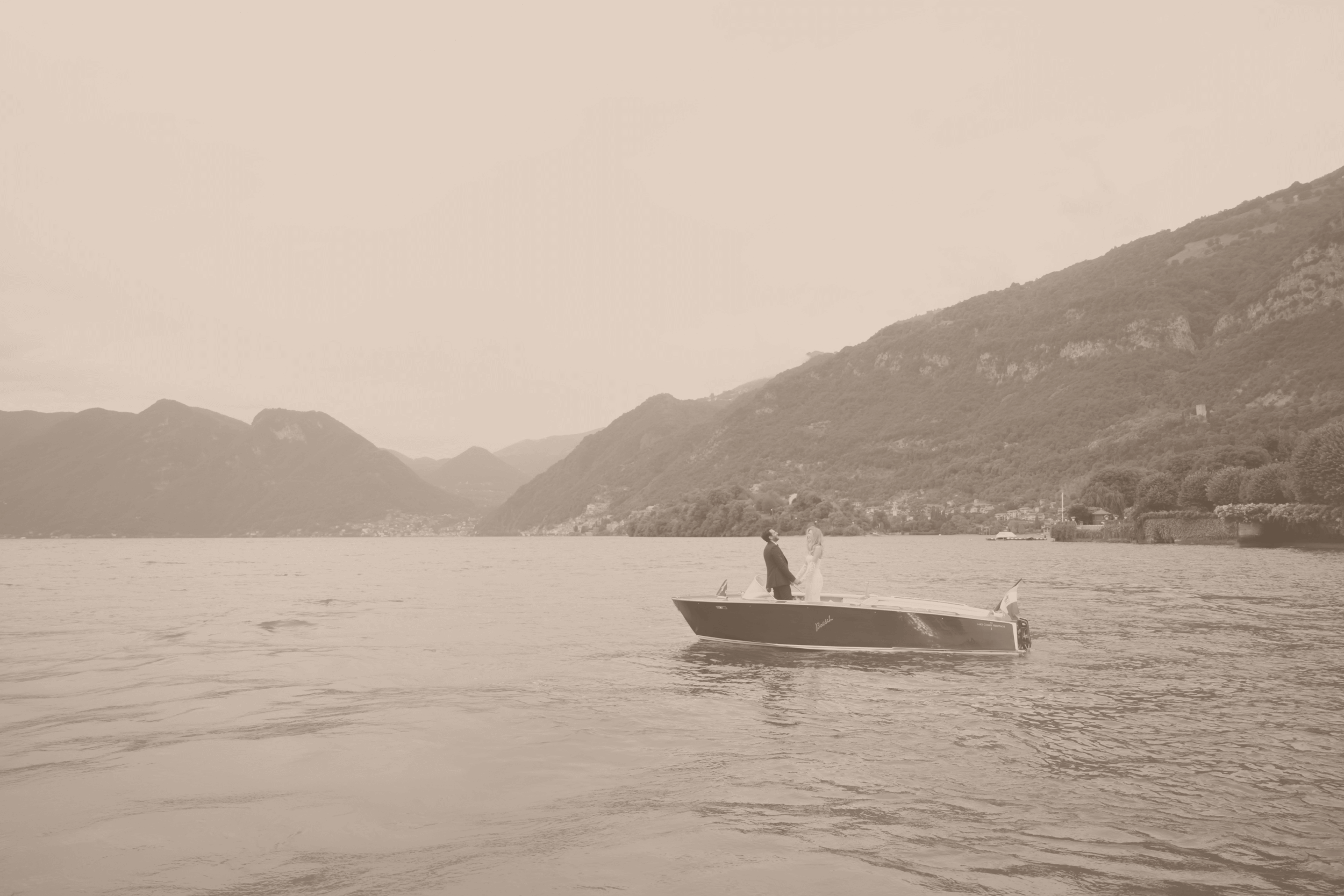 Foto in Sepia: ein Holzboot auf dem Comer See