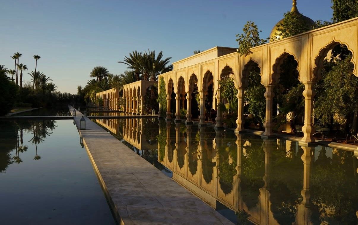 Spiegelbecken mit Arkaden in einem Palast in Marrakesch