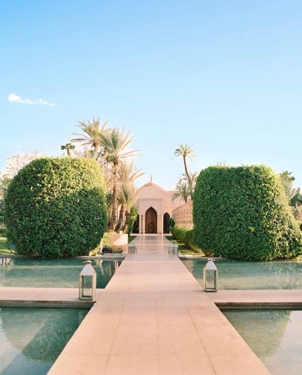 Weg zwischen Becken zu einem Pavillon in einem Palasthotel in Marrakesch