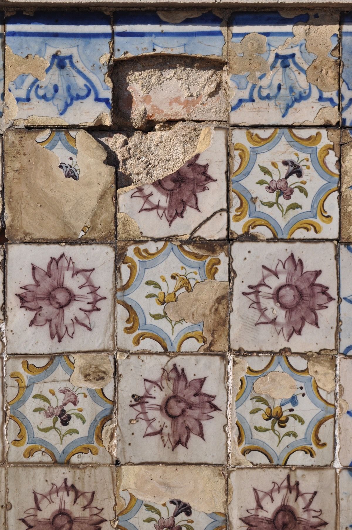 Nahaufnahme verwitterter, handbemalter portugiesischer Azulejo-Fliesen
