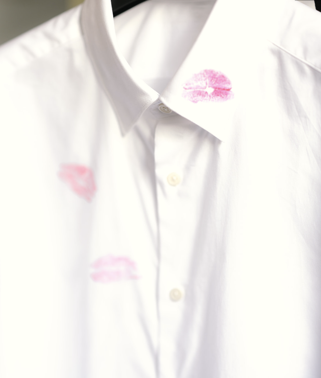 Camisa blanca con besos de pintalabios
