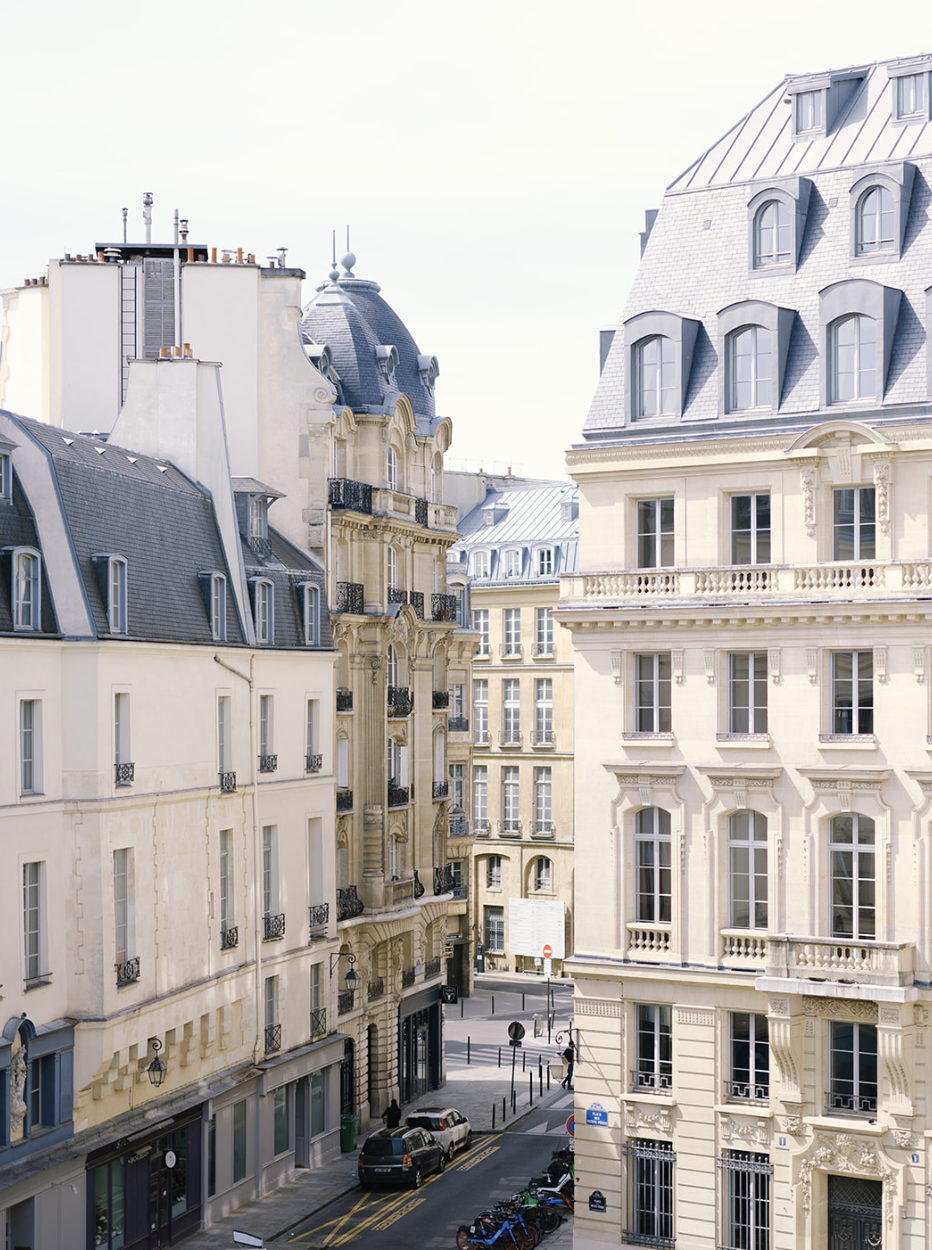 Edificios haussmannianos en una calle de París