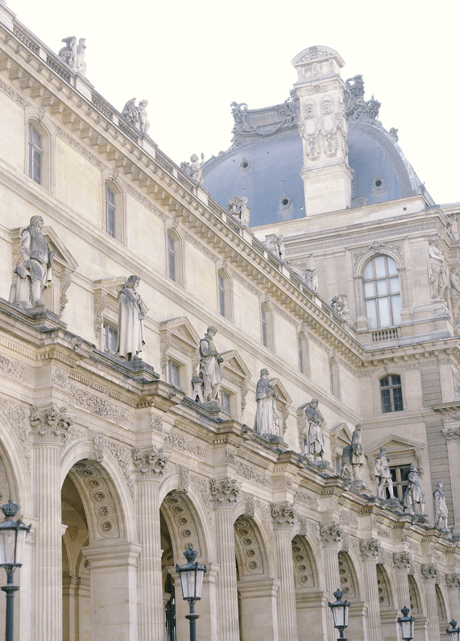 Fachada del Palacio del Louvre con luz suave