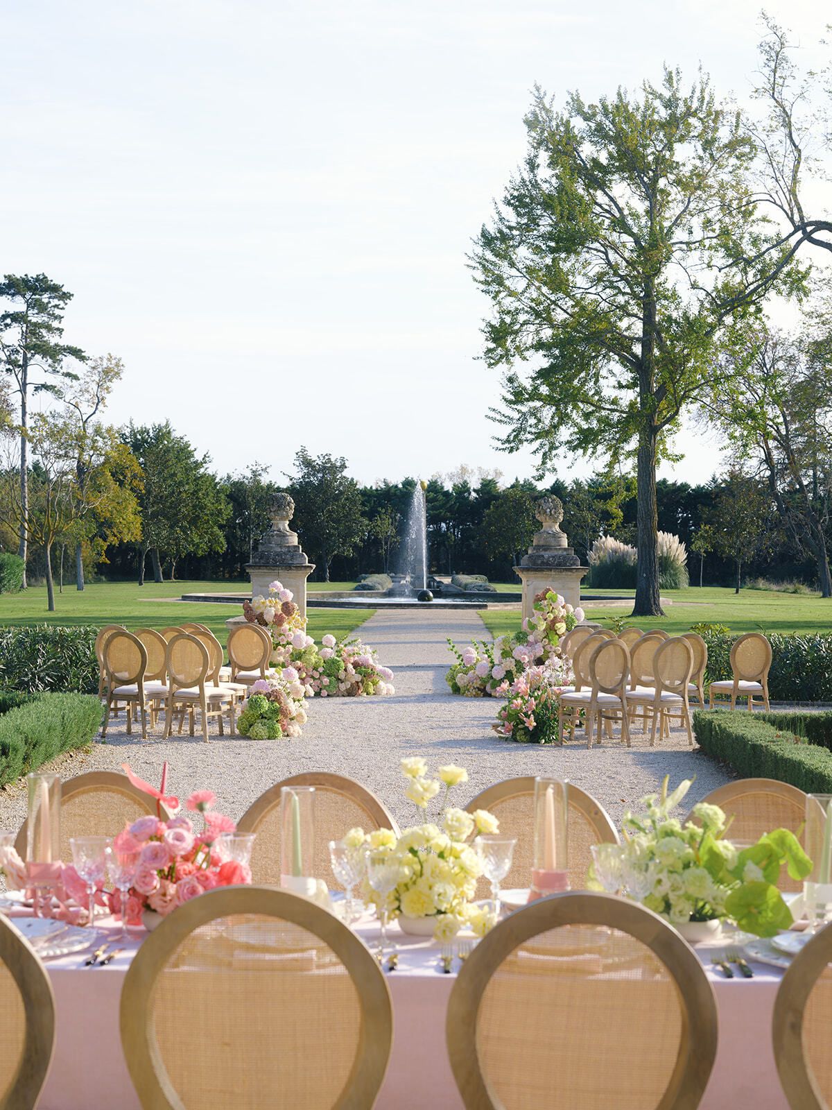 Empfangstische mit Pastellblumen im Park des Château de Tourreau