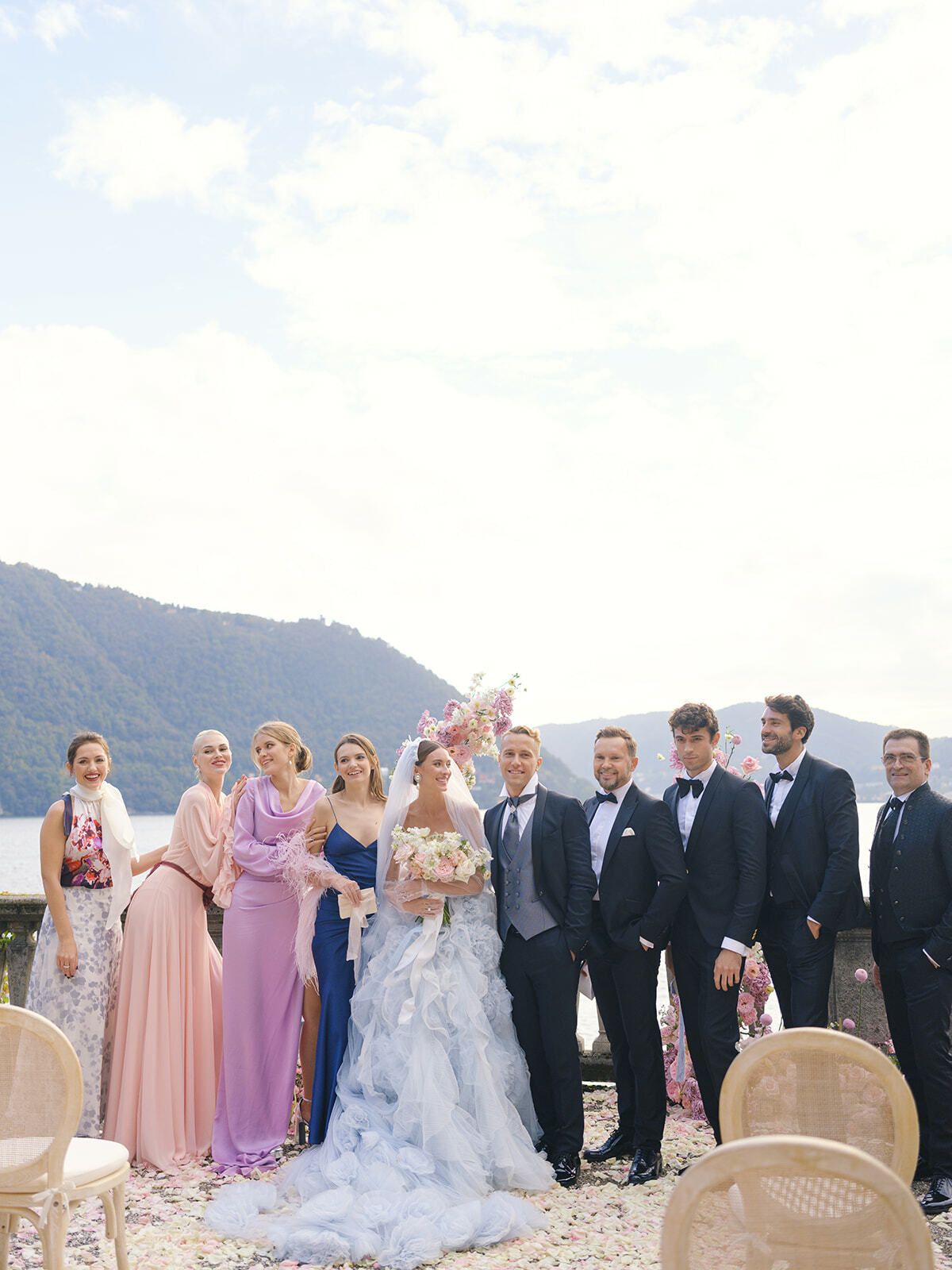 Novia con damas de honor y padrinos en la terraza de Villa Pizzo