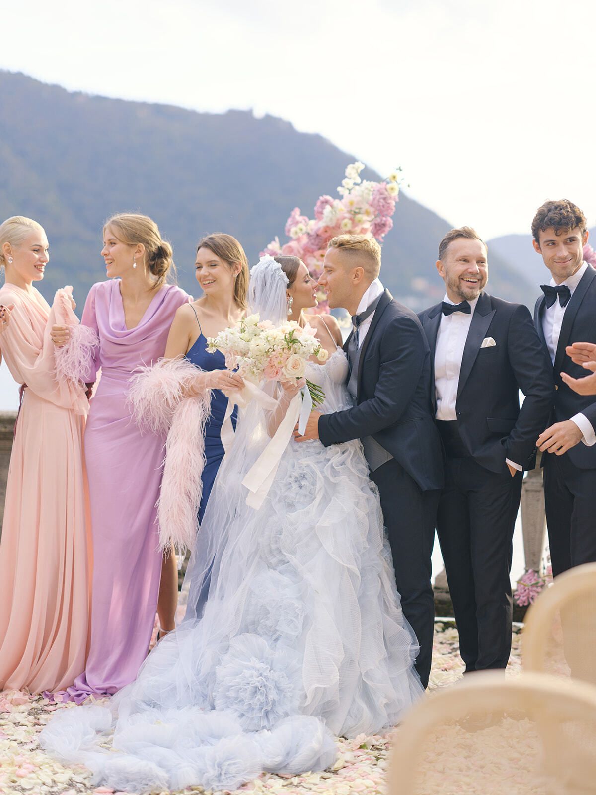 Milona y Matteo con sus damas de honor y padrinos en Villa Pizzo