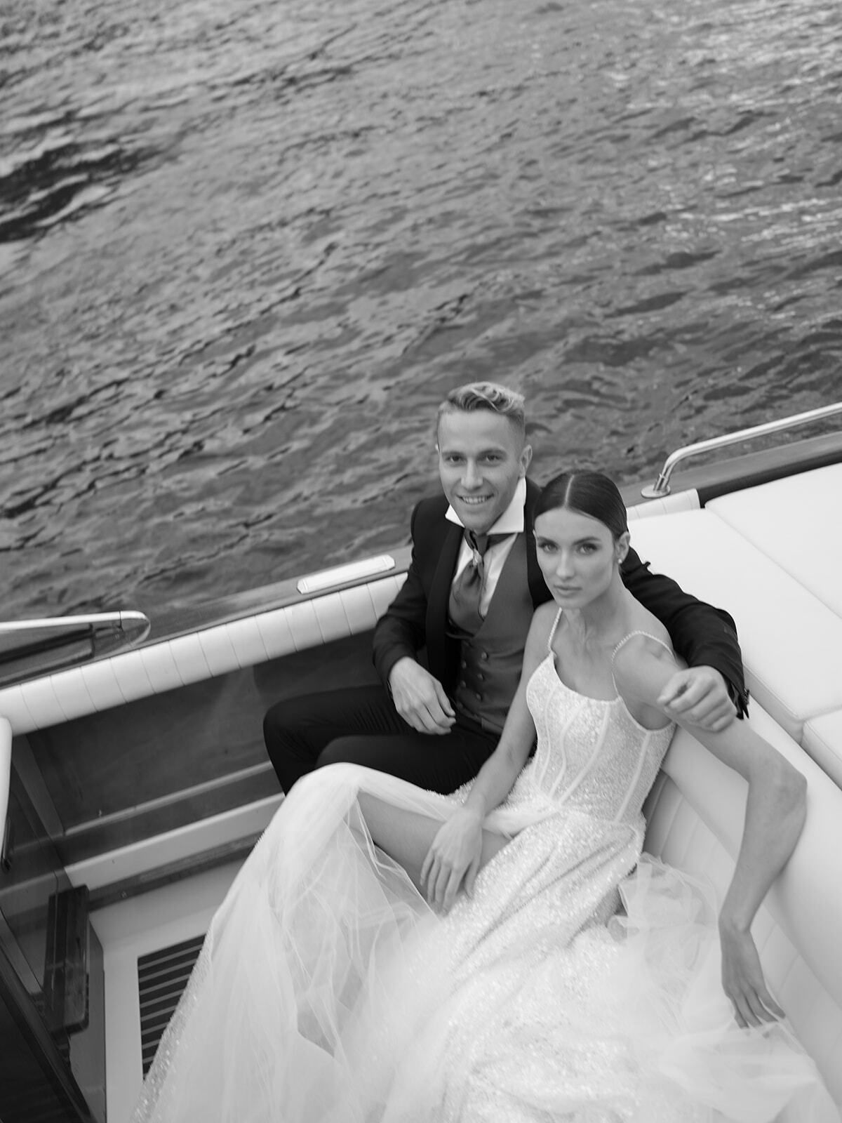 Foto en blanco y negro de la pareja en un barco en el lago de Como