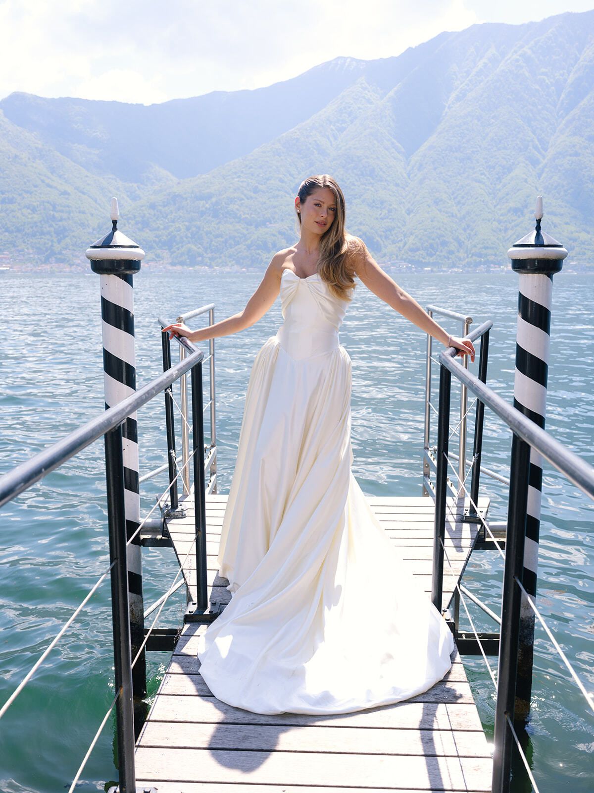 Sposa su un pontile di legno sul Lago di Como