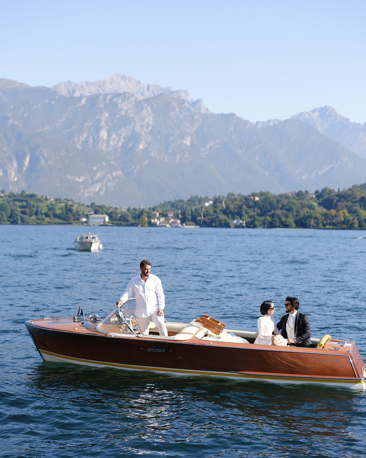 Holzmotorboot mit dem Brautpaar auf dem Comer See