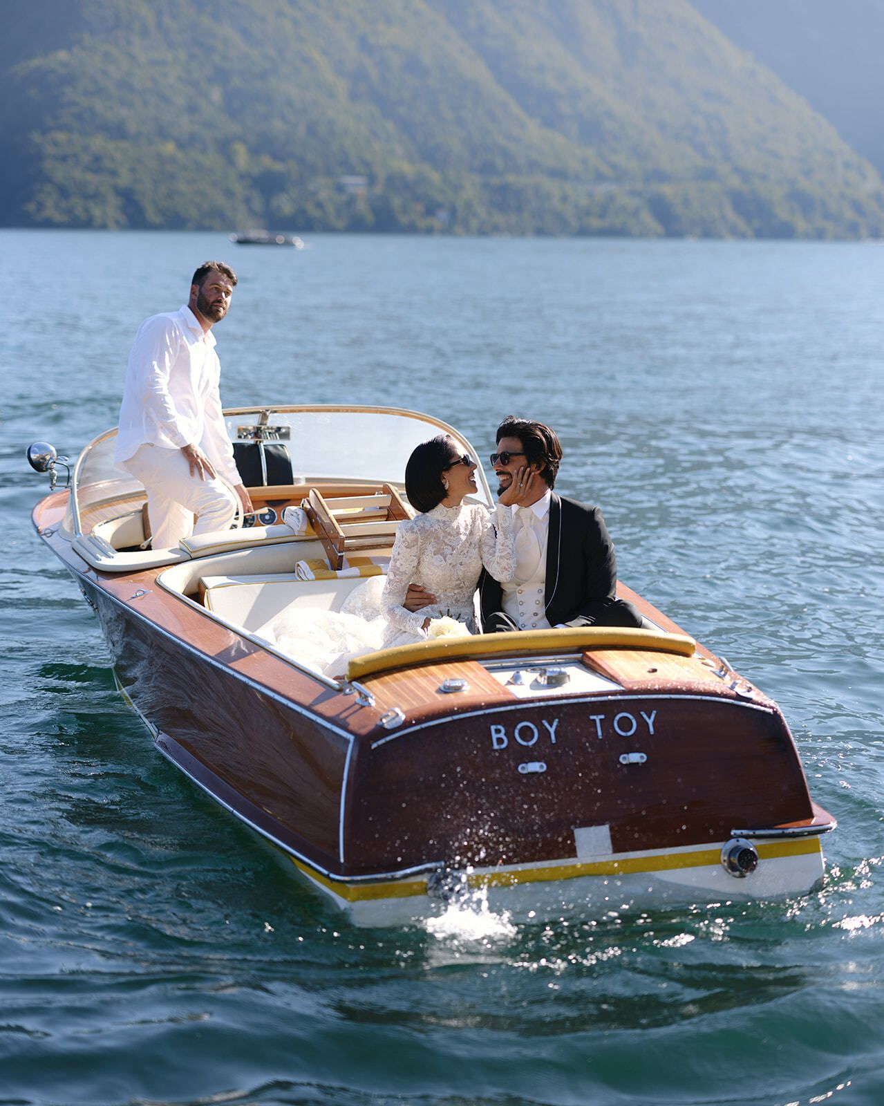 Brautpaar auf einem klassischen Holzboot auf dem Comer See