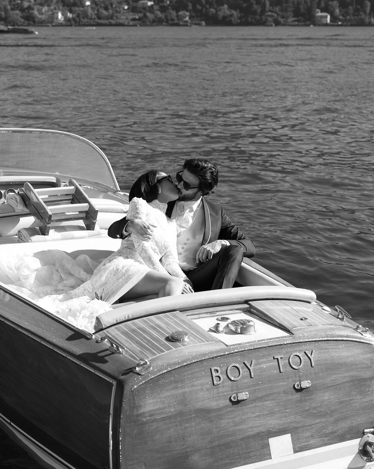 Schwarz-Weiß-Foto eines Paares auf einem alten Motorboot