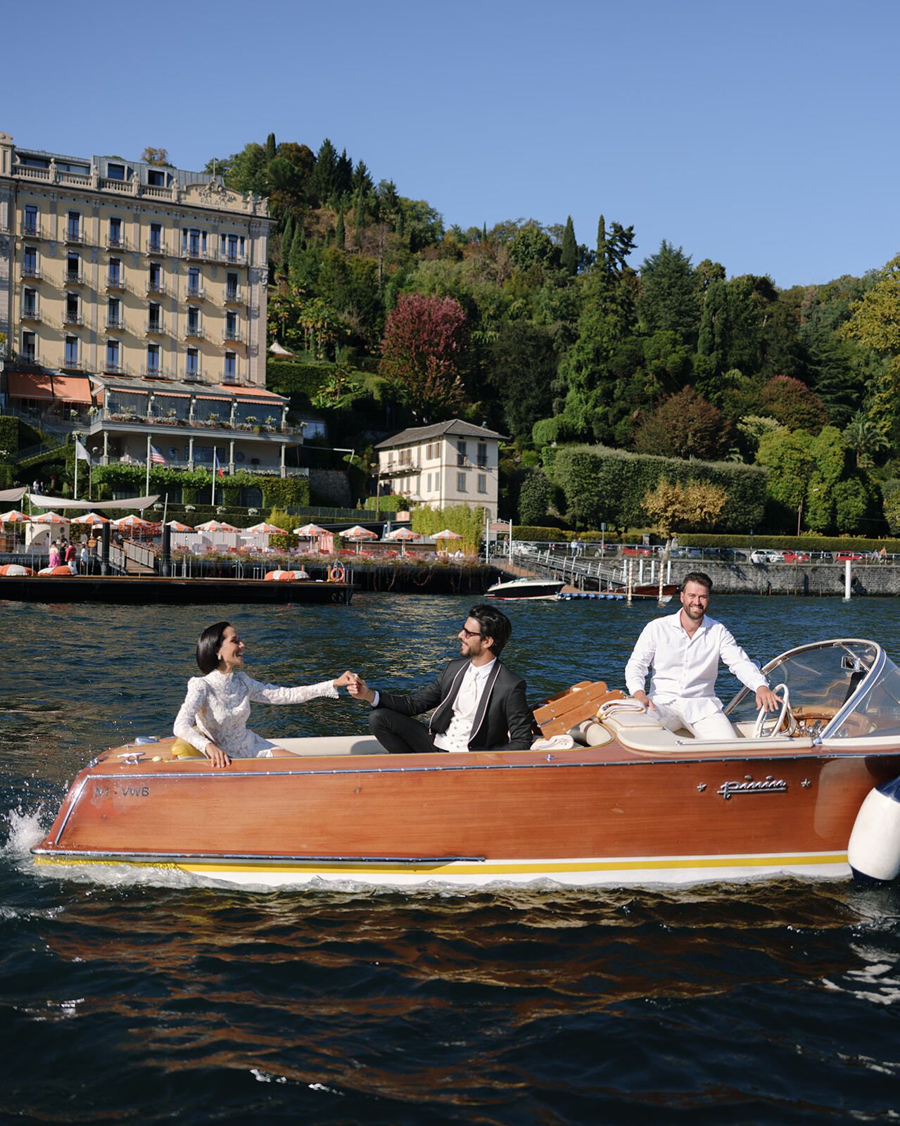 Holzboot fährt am Grand Hotel Tremezzo am Comer See vorbei