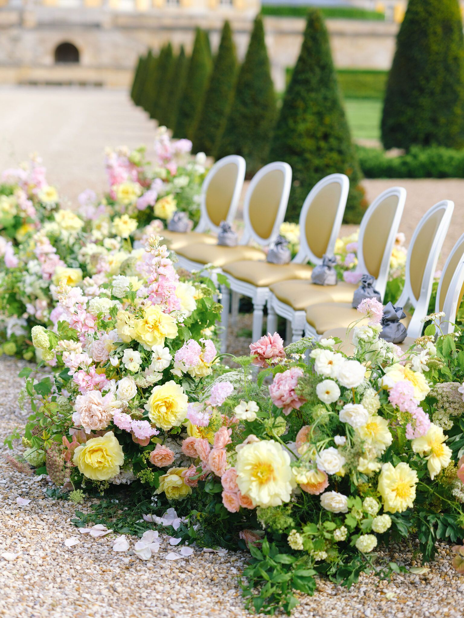 Château de Villette 春花环绕的花园长桌