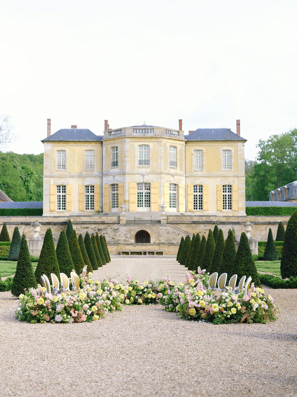 Blumenkreis für die Zeremonie auf dem Kies vor dem Château de Villette