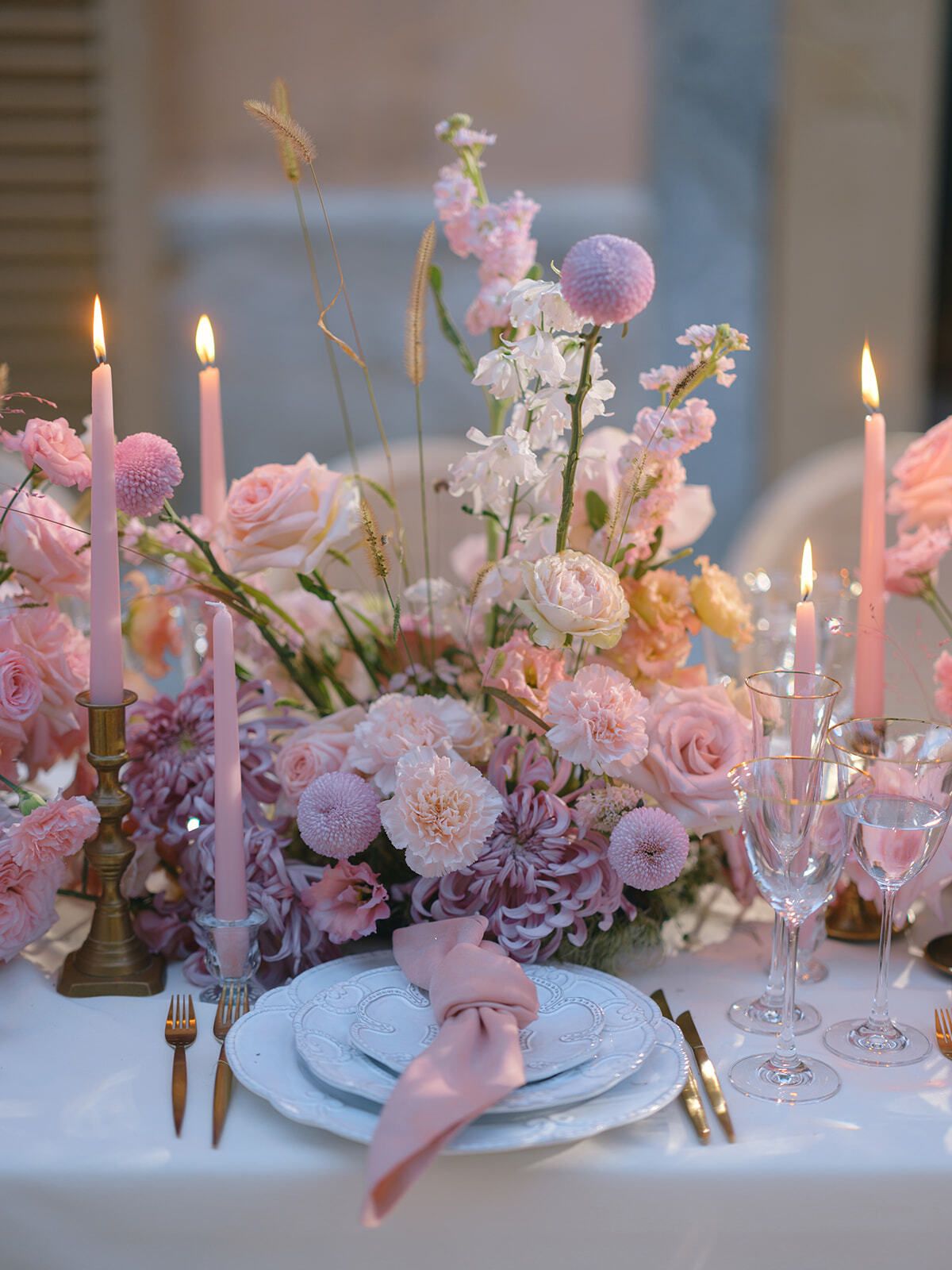 Centro de mesa rosa y lila con velas