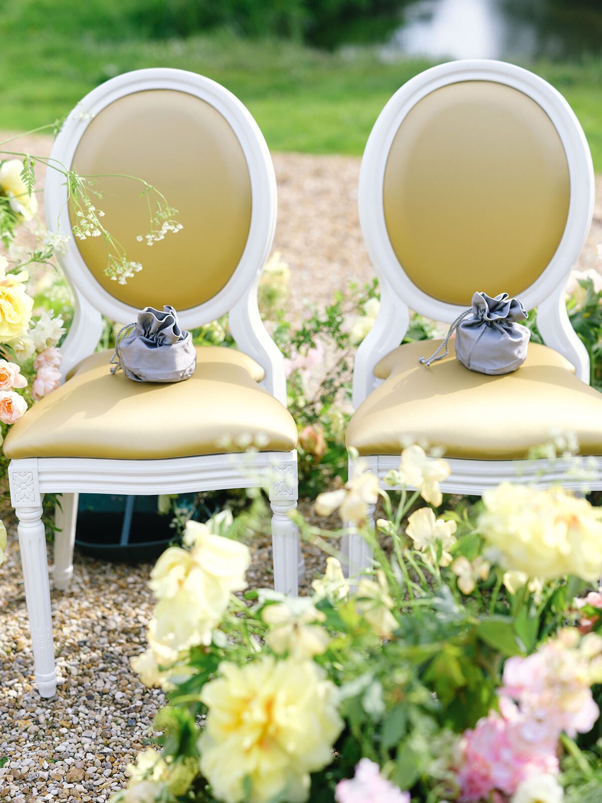 Zeremoniestühle aus goldenem Samt mit Frühlingsblumen
