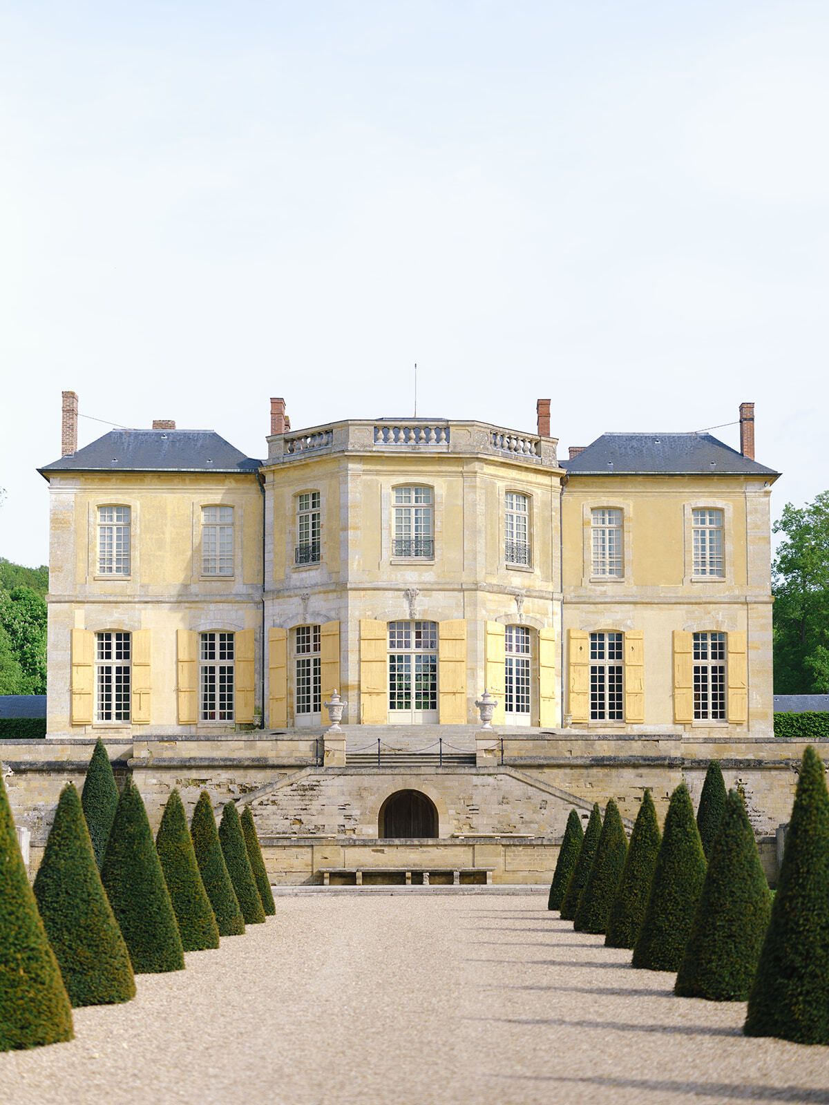 Das Château de Villette am Ende seiner Allee aus Formschnittbäumen, Frankreich