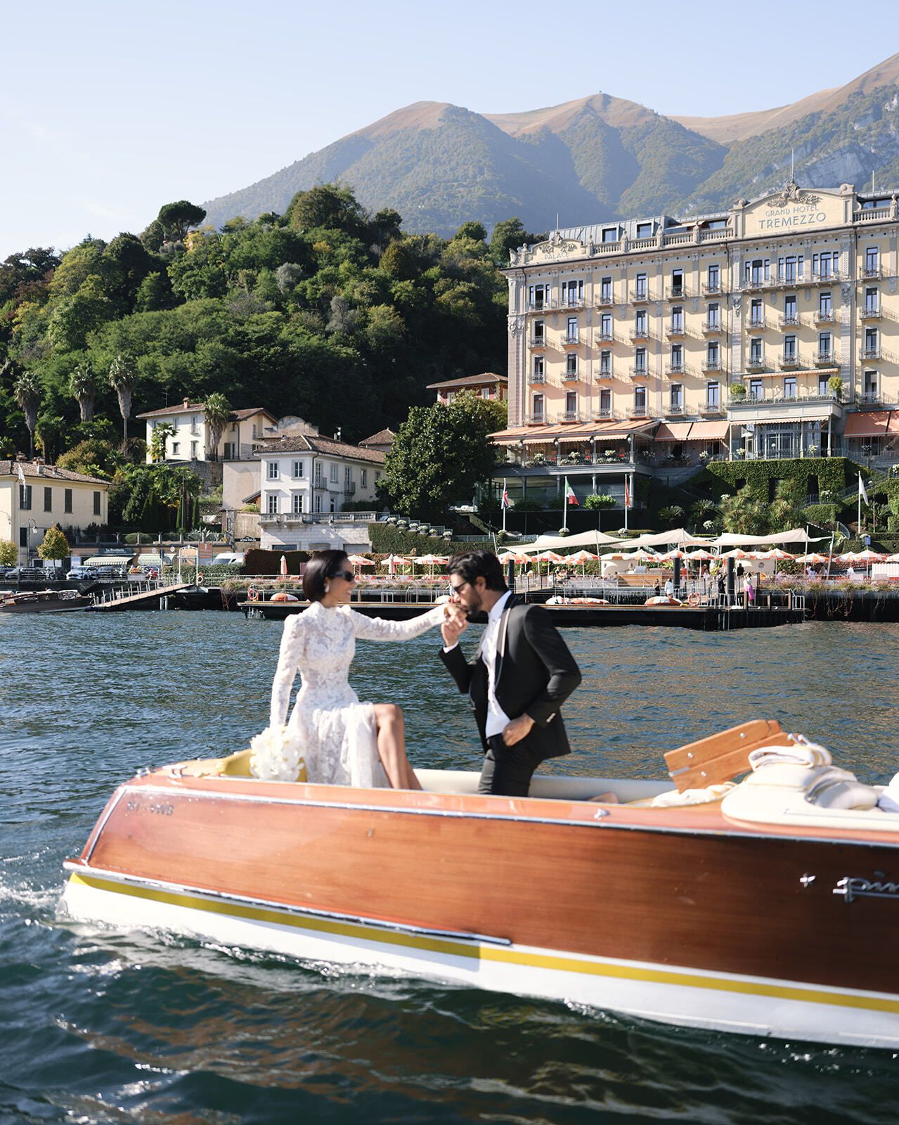 Brautpaar auf einem klassischen Boot an der Uferpromenade von Tremezzo