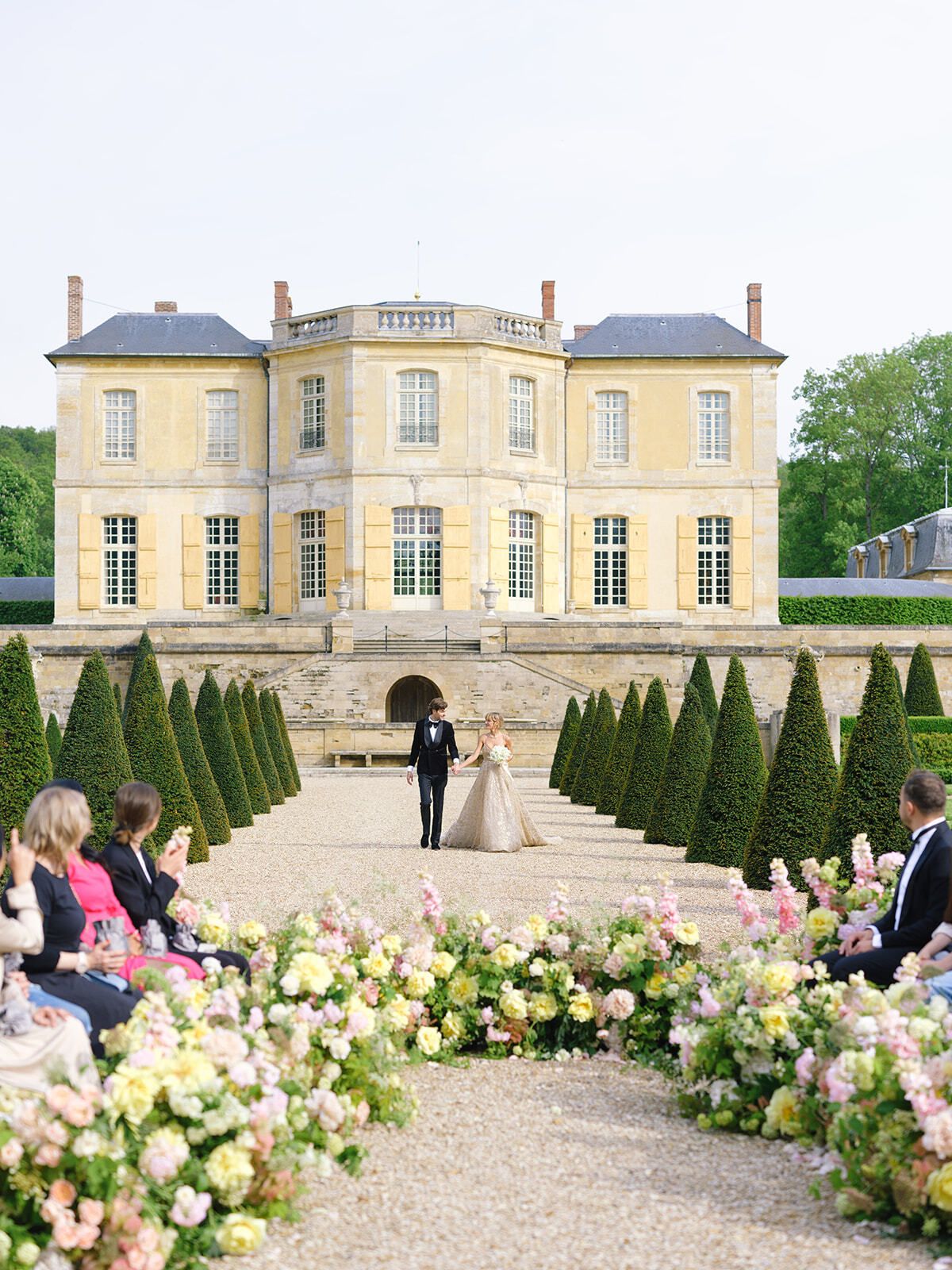 Blumengesäumter Zeremoniengang im Garten vor dem Château de Villette
