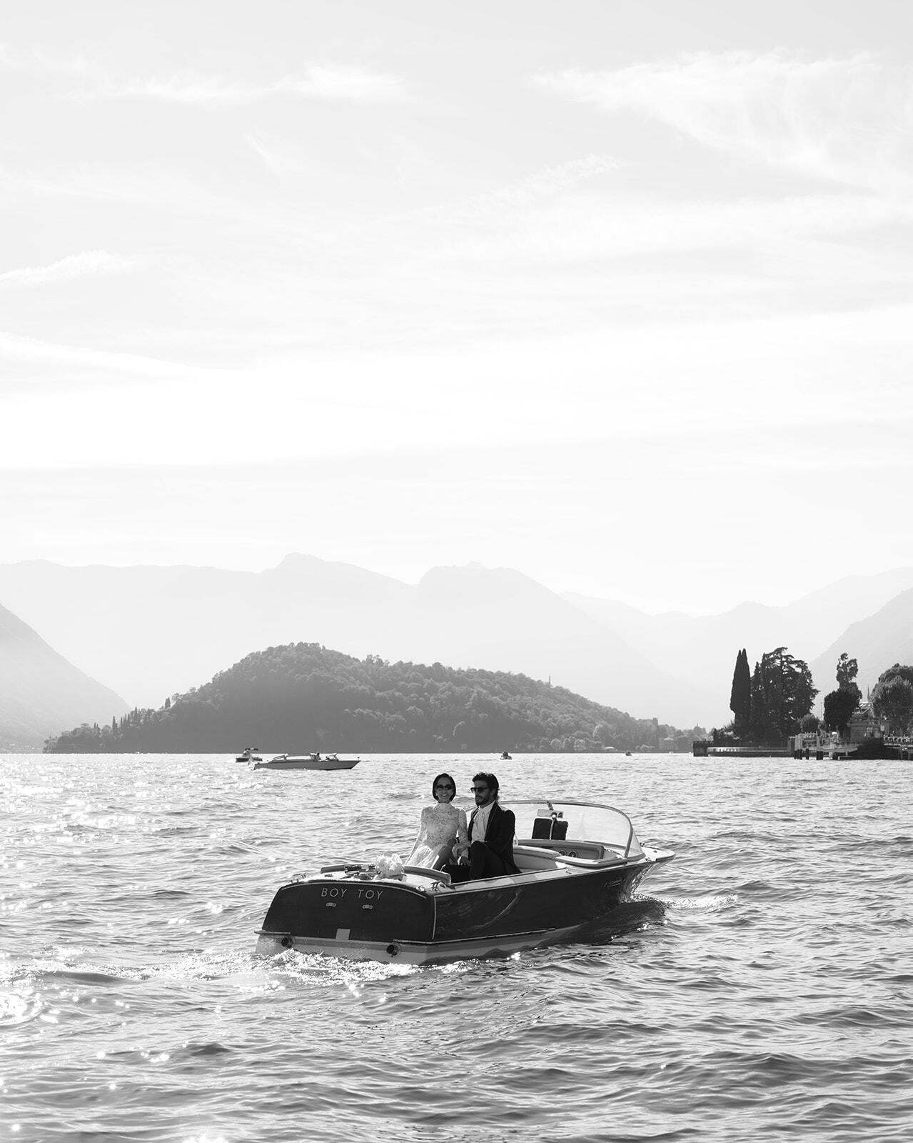 Schwarz-Weiß-Foto eines kleinen Boots auf dem Comer See