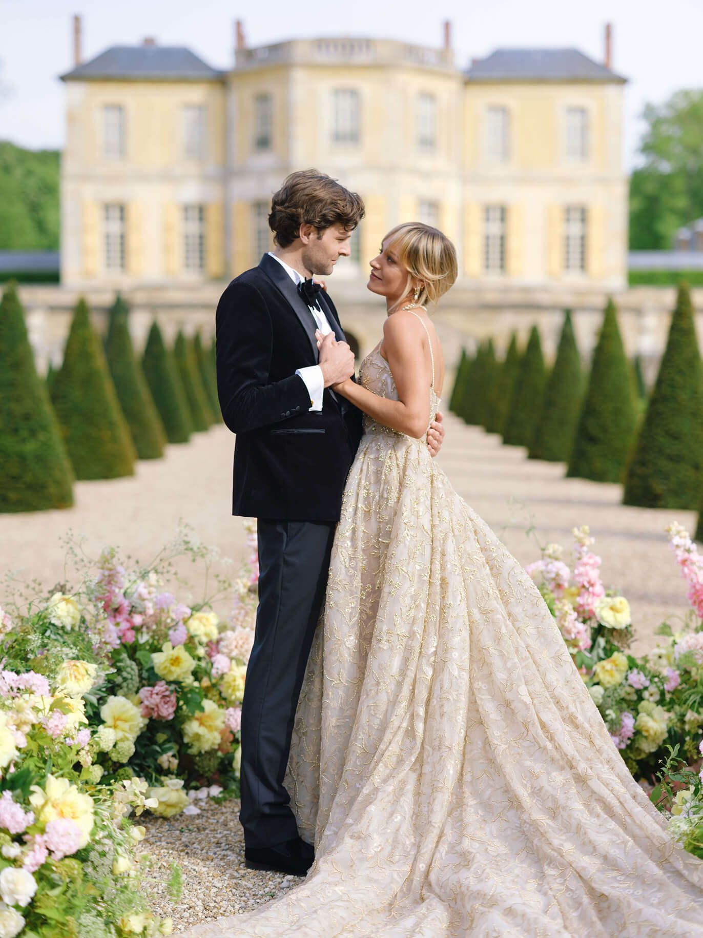 Novios en los jardines del Château de Villette