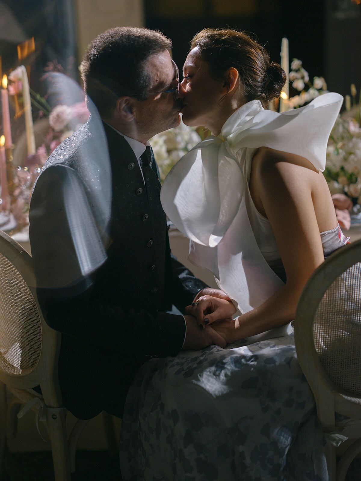 Novios besándose en la recepción nocturna