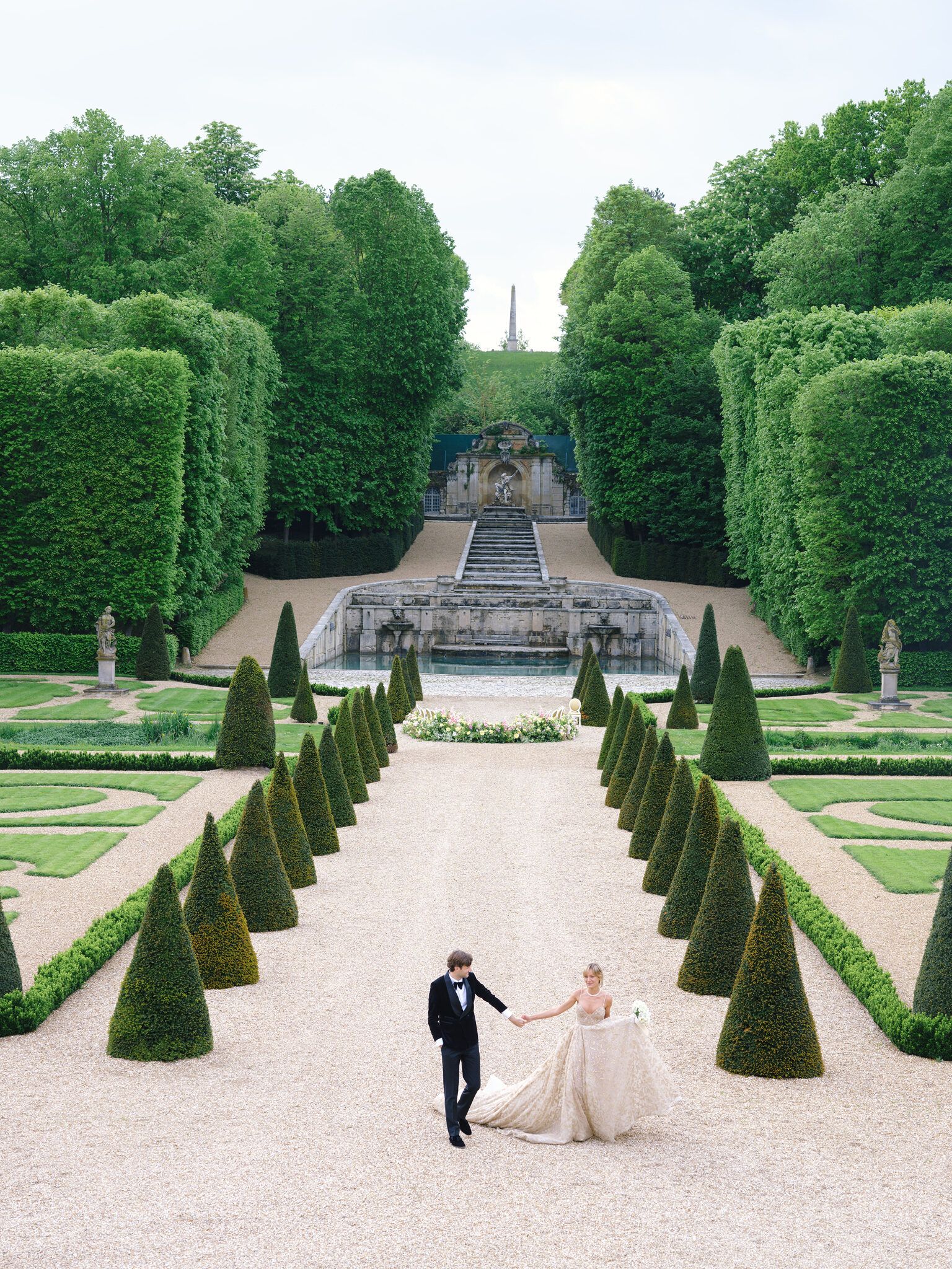 新人漫步在 Château de Villette 的植物造型大道上