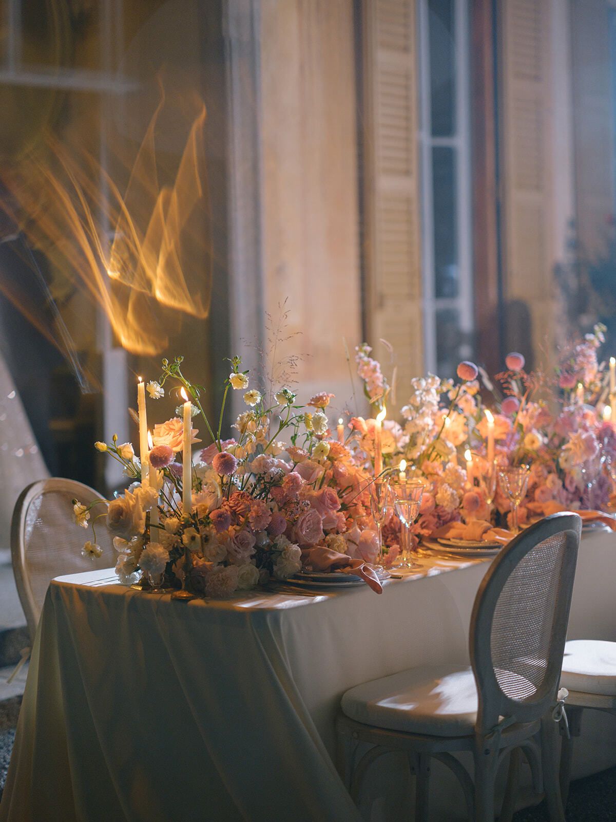 Mesa de banquete con velas y flores en tonos otoñales