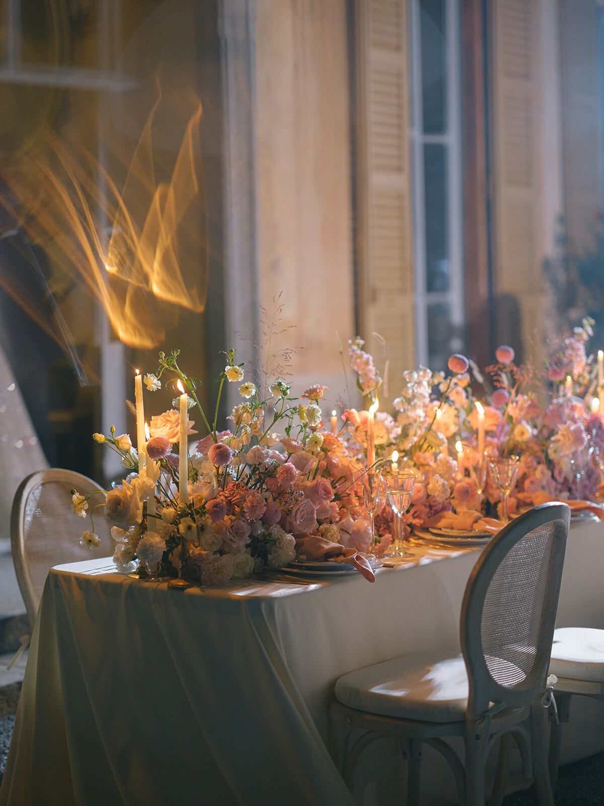 Mesa nupcial a la luz de las velas con flores otoñales
