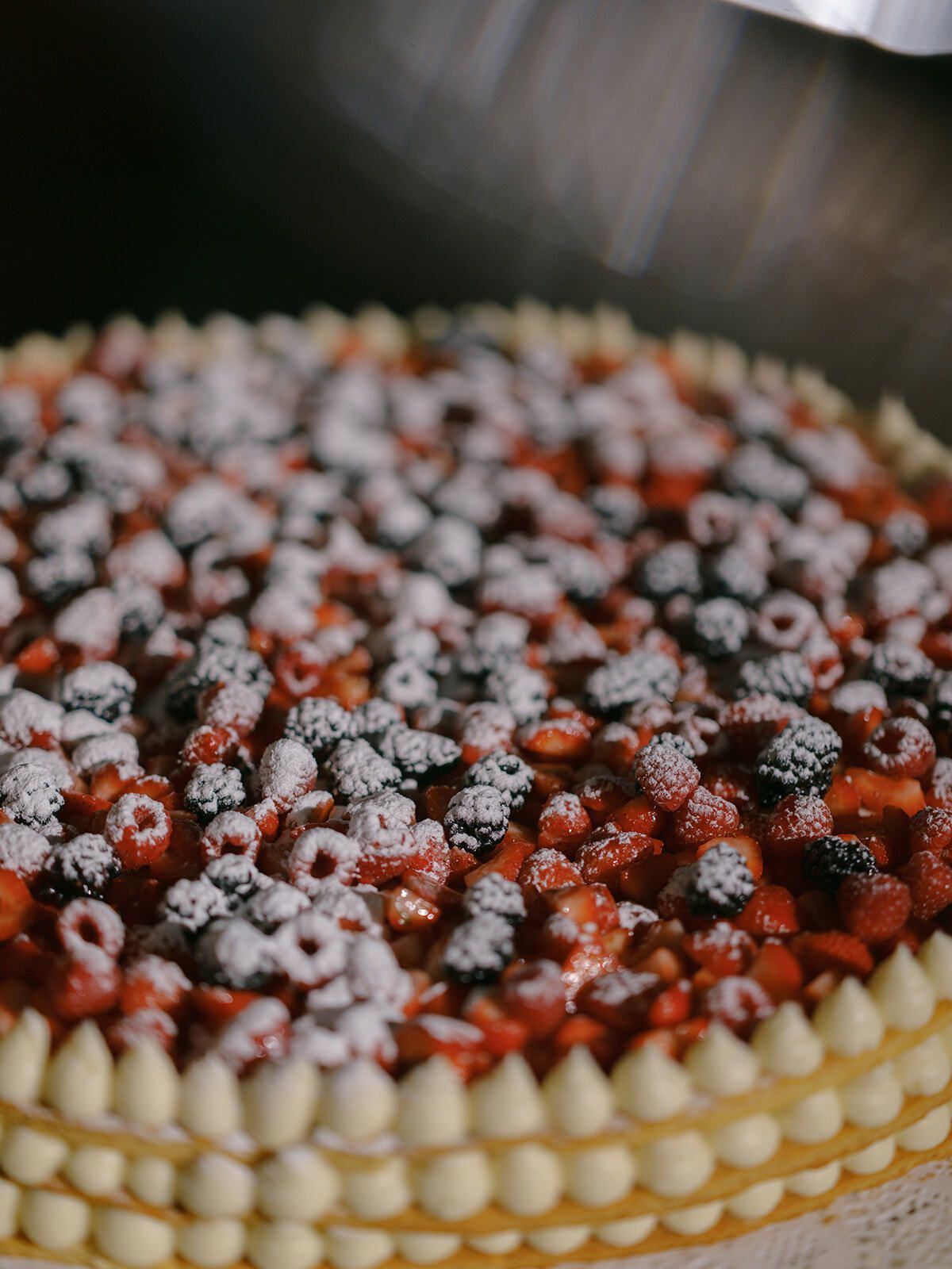 Primer plano de la tarta nupcial de frutos rojos