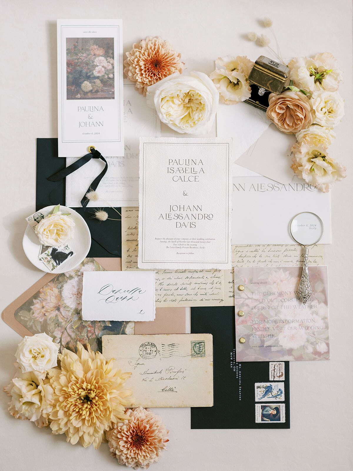 Flatlay mit Papeterie, pfirsichfarbenen Dahlien und dunkelgrünen Umschlägen