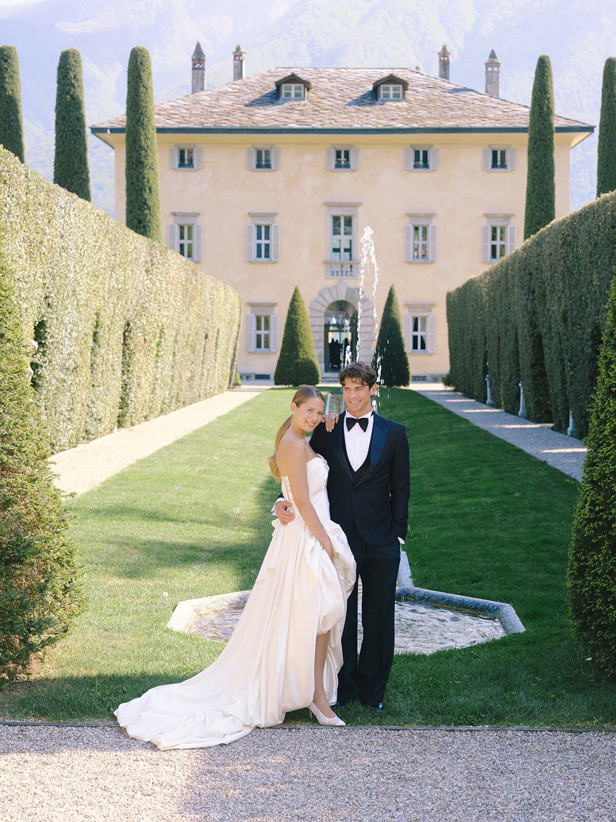 Brautpaar auf dem Rasen vor der Villa Balbiano