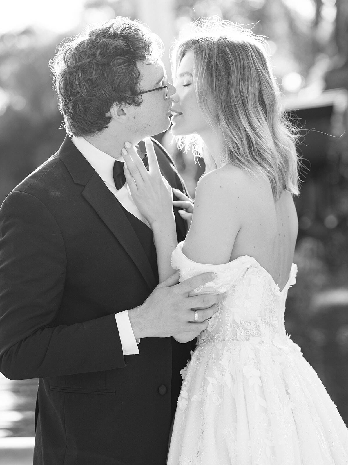Foto en blanco y negro de una pareja besándose en Central Park