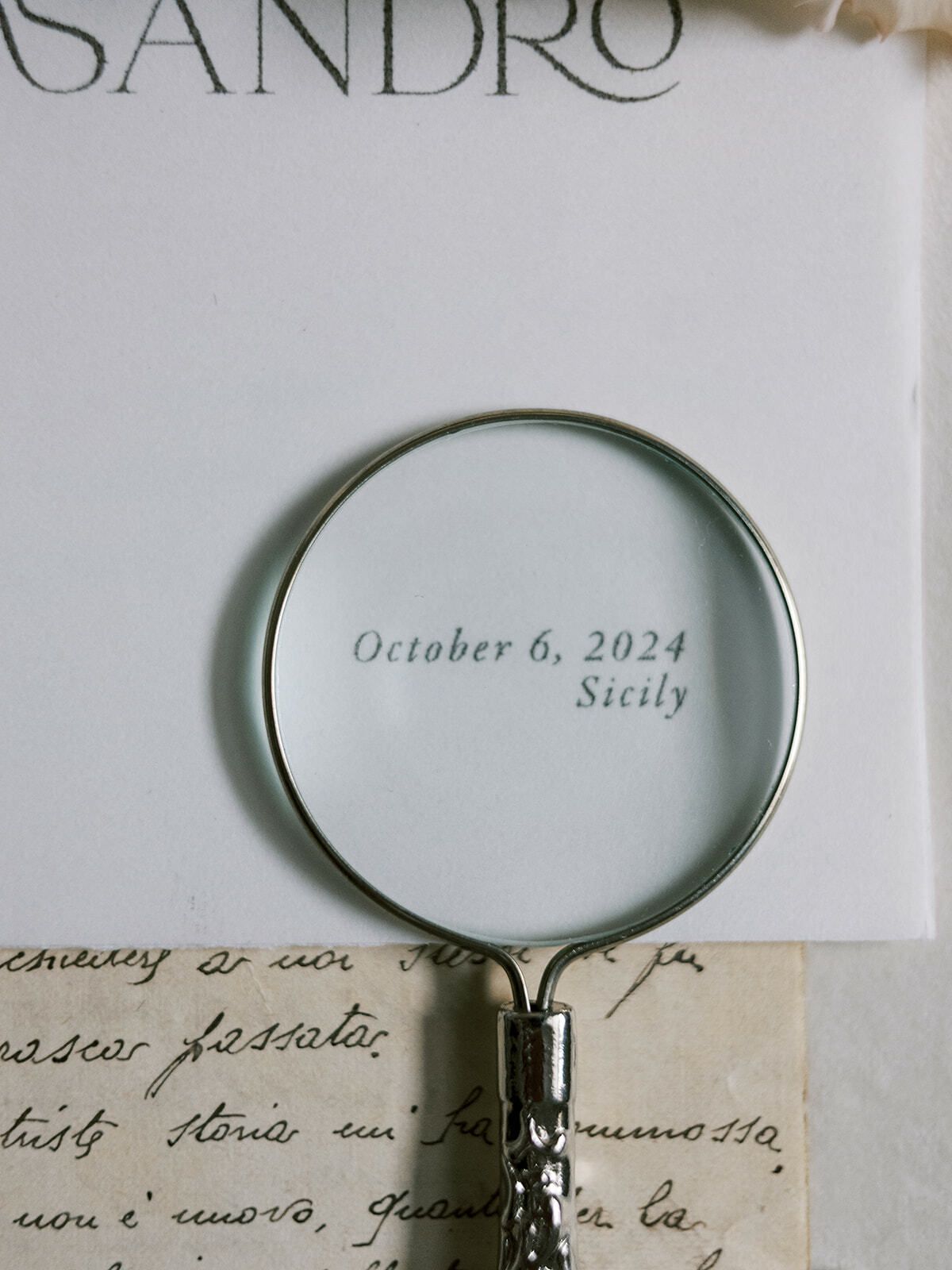 Lupe über einer Datumskarte mit der Aufschrift „October 6, 2024, Sicily“