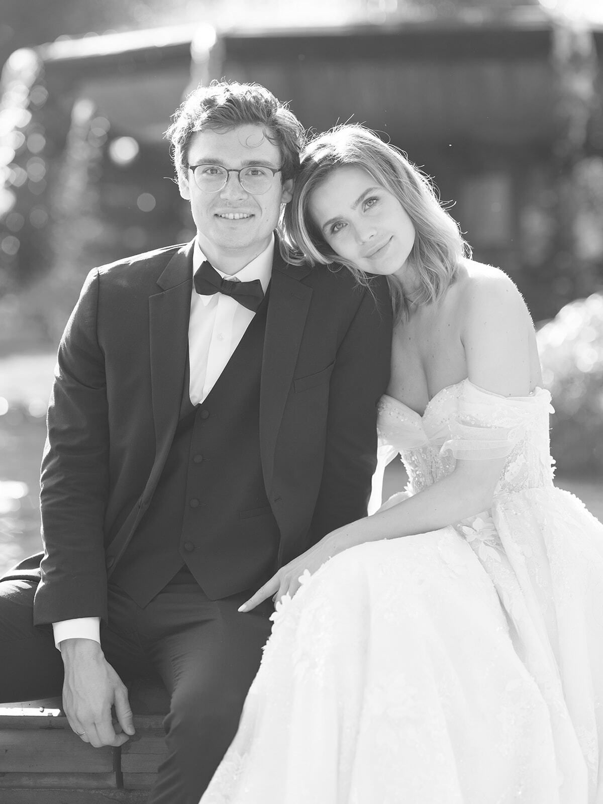 Foto en blanco y negro de una novia apoyada en el hombro del novio