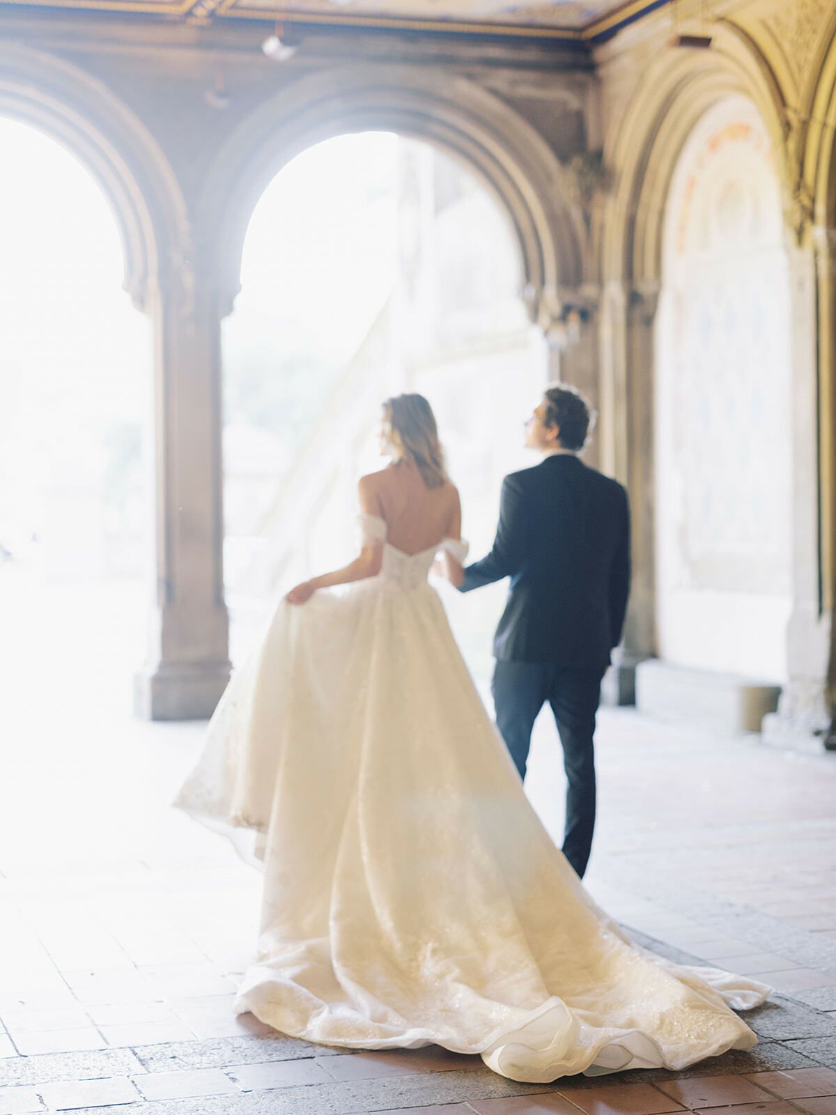 Novios caminando por la galería de Bethesda Terrace, Central Park