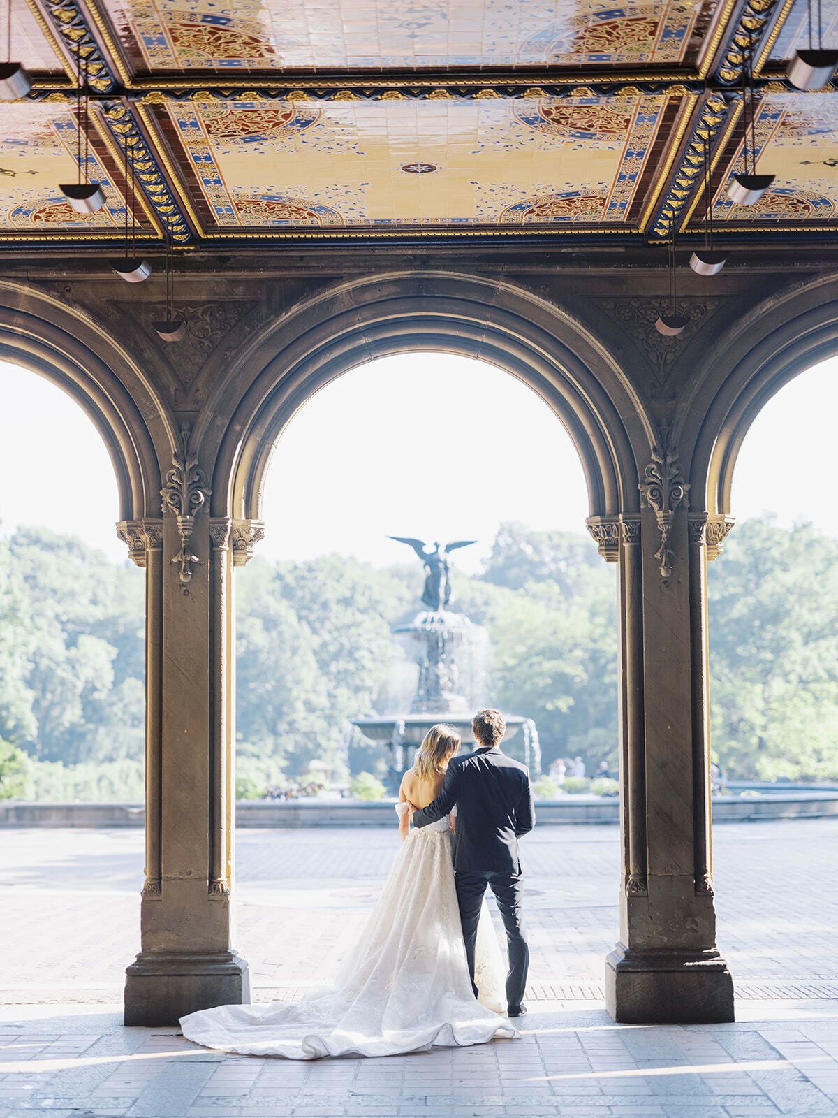 Pareja bajo los arcos de Bethesda Terrace con vistas a la fuente